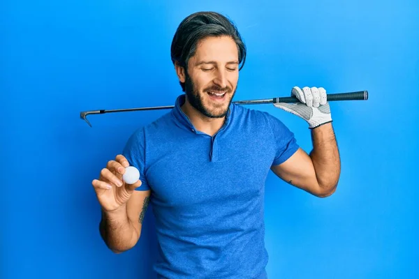 Joven Hispano Sosteniendo Pelota Golf Sonriendo Riendo Voz Alta Porque — Foto de Stock