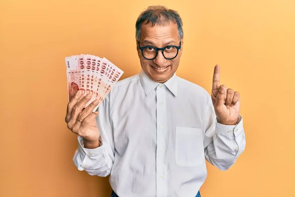 Hombre Indio Mediana Edad Sosteniendo 100 Nuevos Billetes Taiwan Dólares —  Fotos de Stock