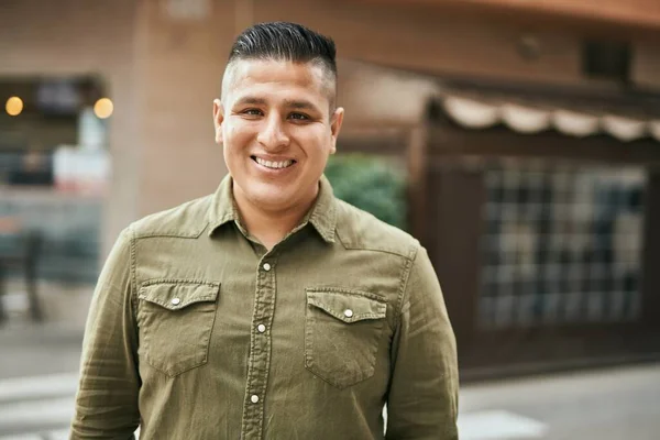 Giovane Uomo Latino Sorridente Felice Piedi Alla Città — Foto Stock