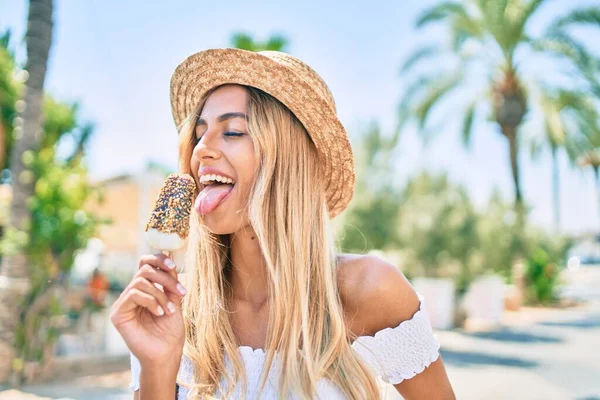 Молодая Блондинка Туристка Улыбается Счастливо Поедая Мороженое Городе — стоковое фото