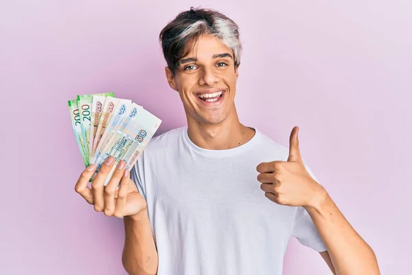 Fiatal Spanyol Férfi Kezében Orosz Rubel Bankjegyek Mosolyogva Boldog Pozitív — Stock Fotó