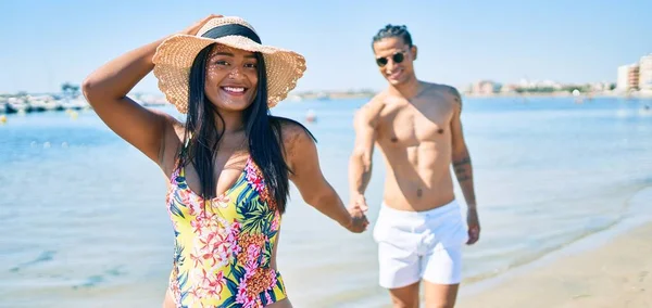 Joven Pareja Latina Vistiendo Traje Baño Sonriendo Feliz Caminando Playa —  Fotos de Stock