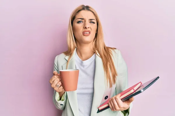 코카서스 여성이 커피를 마시고 컴퓨터를 모르고 스러운 표정으로 있습니다 — 스톡 사진