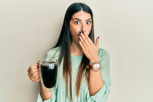 Jovem Hispânica Bebendo Uma Xícara Café Cobrindo Boca Com Mão — Fotografia de Stock