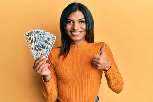 Mladá Transsexuální Transsexuálka Latinsky Transsexuál Žena Drží Dolary Úsměvem Šťastný — Stock fotografie