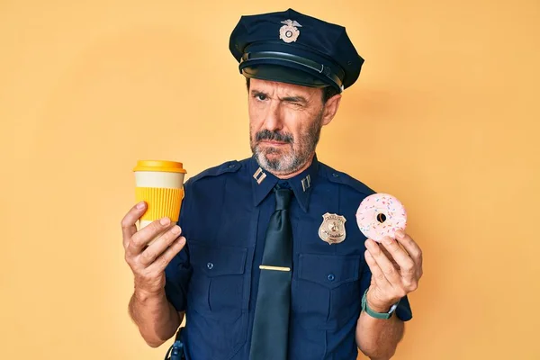 Orta Yaşlı Polis Üniforması Giyen Kahve Içen Kuşkucu Gergin Sorun — Stok fotoğraf
