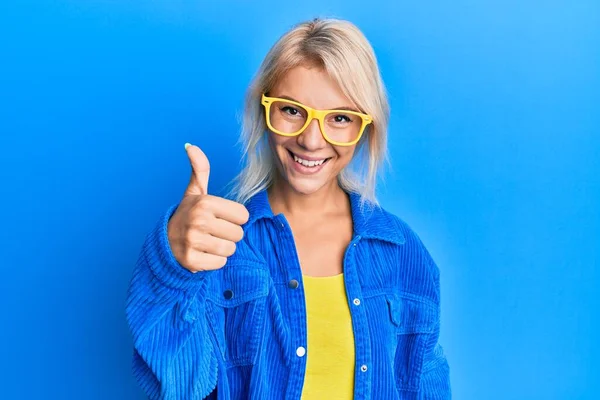 Chica Rubia Joven Con Ropa Casual Gafas Sonriendo Feliz Positivo —  Fotos de Stock