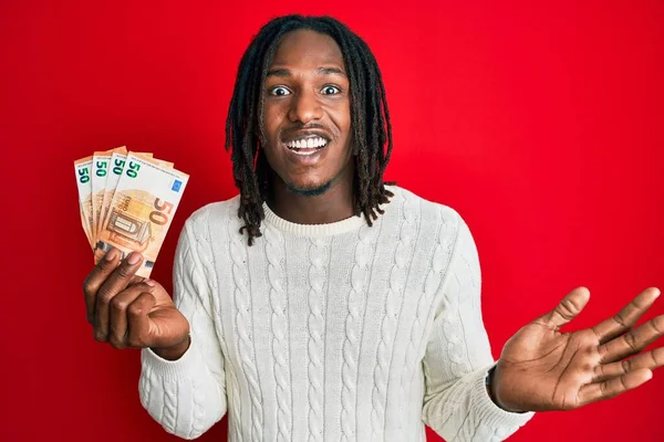 Afrikai Amerikai Férfi Fonott Kötéssel Eurós Bankjegyekkel Boldog Mosollyal Felemelt — Stock Fotó