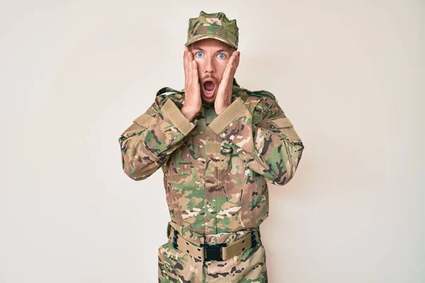 Young Caucasian Man Wearing Camouflage Army Uniform Afraid Shocked Surprise — Stock Photo, Image