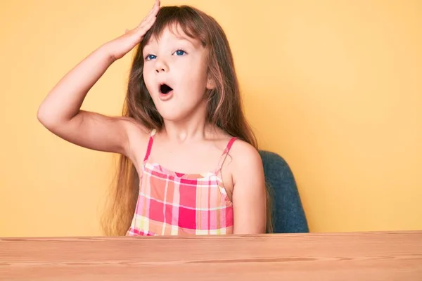 Pequeña Niña Caucásica Con Pelo Largo Usando Ropa Casual Sentada —  Fotos de Stock