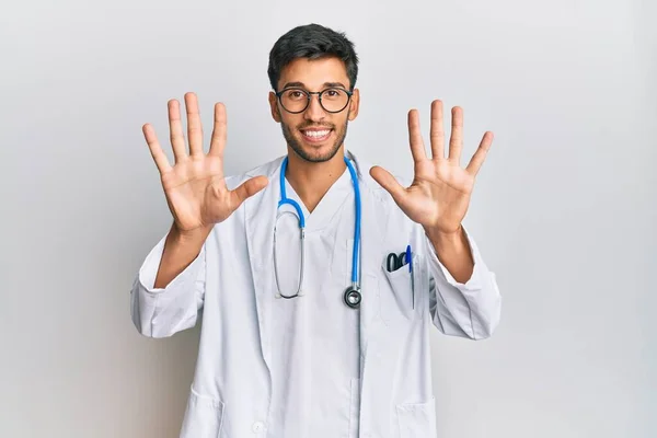 Mladý Pohledný Muž Uniformě Lékaře Stetoskop Ukazuje Ukazuje Prsty Číslo — Stock fotografie