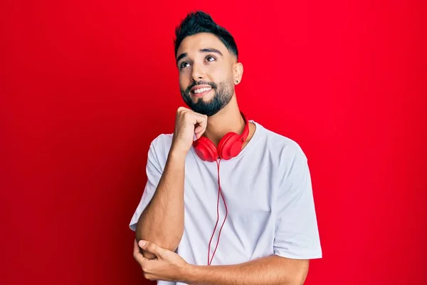 Jeune Homme Barbu Écoutant Musique Aide Écouteurs Avec Main Sur — Photo