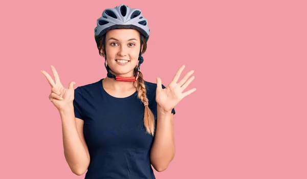 Hermosa Mujer Caucásica Con Casco Bicicleta Mostrando Apuntando Hacia Arriba —  Fotos de Stock