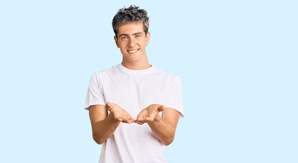 Joven Hombre Guapo Con Camiseta Blanca Casual Sonriendo Con Las —  Fotos de Stock