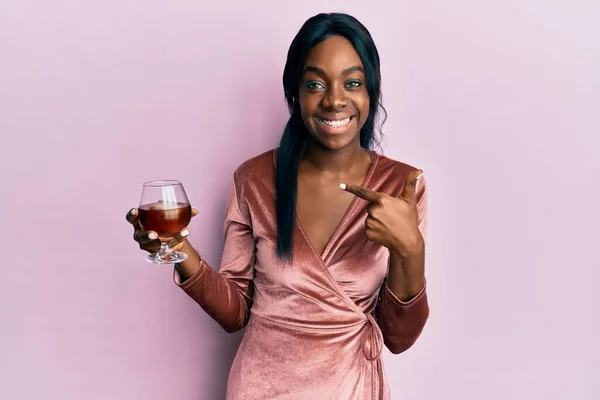 Young African American Woman Wearing Sexy Party Dress Holding Cocktail — ストック写真