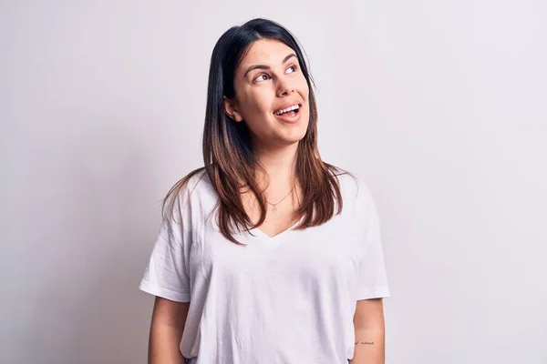 Junge Schöne Brünette Frau Trägt Lässiges Shirt Das Über Isoliertem — Stockfoto