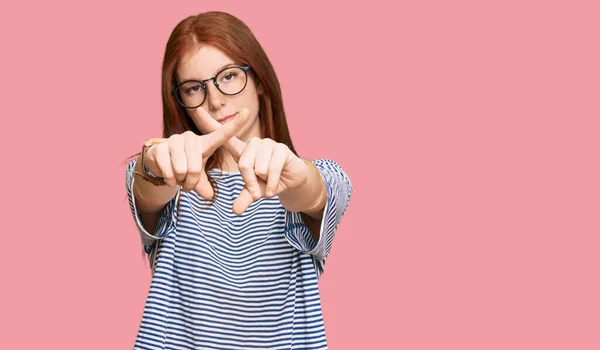 Joven Leer Cabeza Mujer Usando Ropa Casual Gafas Rechazo Expresión — Foto de Stock