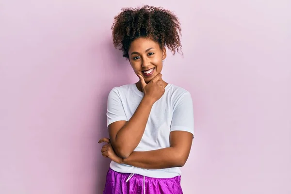 Vacker Afrikansk Amerikansk Kvinna Med Afro Hår Bär Sportkläder Ser — Stockfoto