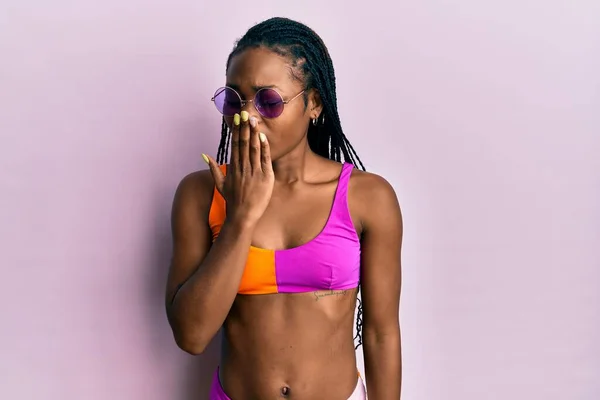 Bikini Giyen Güneş Gözlüğü Takan Afro Amerikalı Genç Bir Kadın — Stok fotoğraf