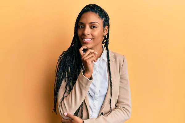 Mujer Afroamericana Con Chaqueta Negocios Sonriente Mirando Confiada Cámara Con —  Fotos de Stock