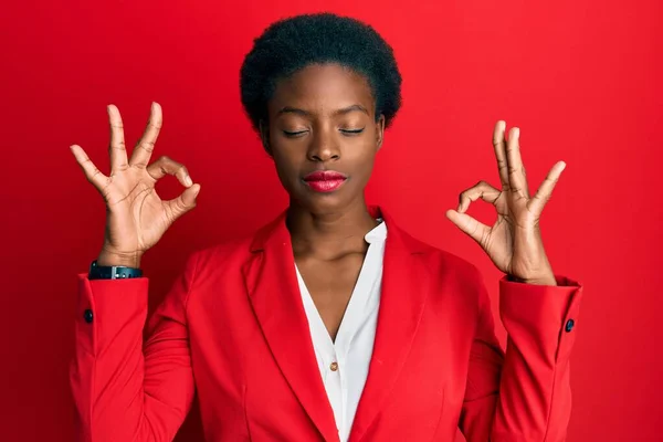 Gadis Muda Afrika Yang Mengenakan Pakaian Bisnis Santai Dan Tersenyum — Stok Foto