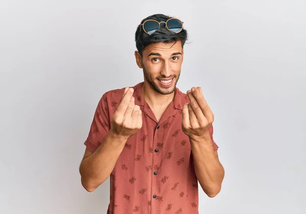 Homem Bonito Jovem Vestindo Roupas Verão Casuais Fazendo Gesto Dinheiro — Fotografia de Stock