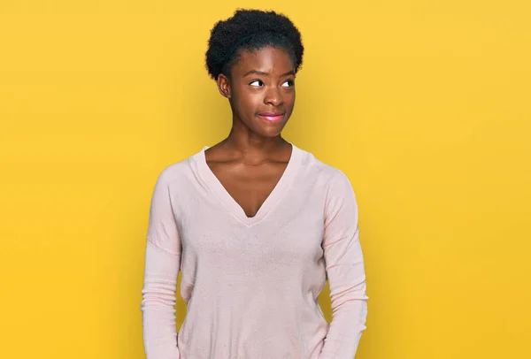 Jovem Afro Americana Vestindo Roupas Casuais Sorrindo Olhando Para Lado — Fotografia de Stock