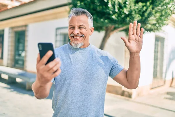 Medioevo Ispanico Uomo Dai Capelli Grigi Sorridente Felice Fare Videochiamate — Foto Stock