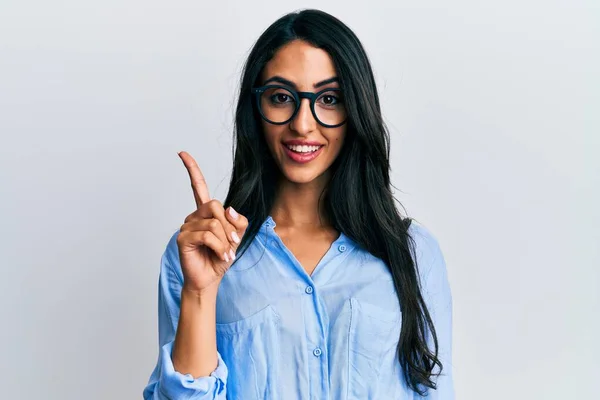Schöne Hispanische Frau Businesskleidung Und Brille Die Mit Einer Idee — Stockfoto