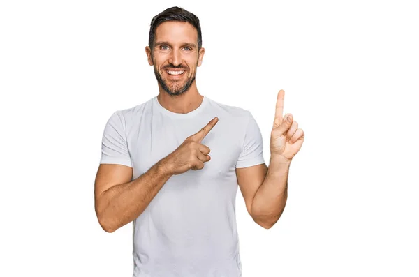 Hombre Guapo Con Barba Vistiendo Camiseta Blanca Casual Sonriendo Mirando — Foto de Stock