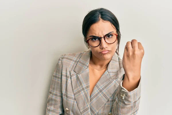 Mujer Morena Joven Con Chaqueta Negocios Gafas Haciendo Gesto Italiano — Foto de Stock