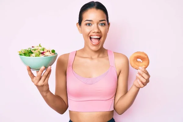 Joven Hermosa Chica Latina Con Ropa Deportiva Sosteniendo Donut Ensalada —  Fotos de Stock