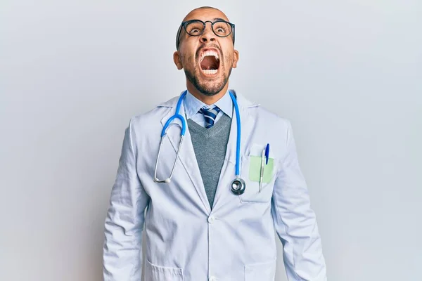 Hombre Adulto Hispano Vistiendo Uniforme Médico Estetoscopio Enojado Loco Gritando —  Fotos de Stock