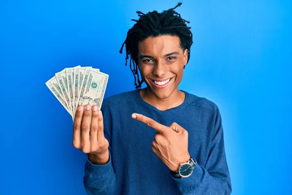 Joven Afroamericano Sosteniendo Billetes Dólares Sonriendo Feliz Señalando Con Mano — Foto de Stock