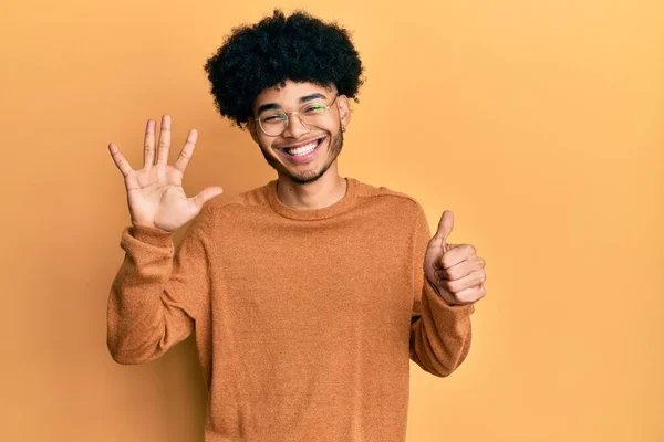 Afro Saçlı Sıradan Bir Kazak Giyen Altı Numaralı Parmaklarını Gösterip — Stok fotoğraf