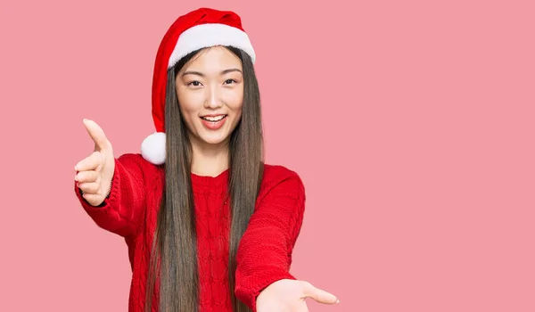 Jovem Chinesa Vestindo Chapéu Natal Olhando Para Câmera Sorrindo Braços — Fotografia de Stock