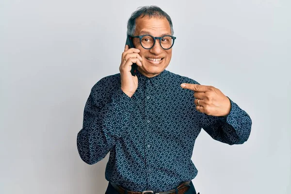 Homem Indiano Meia Idade Conversando Smartphone Sorrindo Feliz Apontando Com — Fotografia de Stock