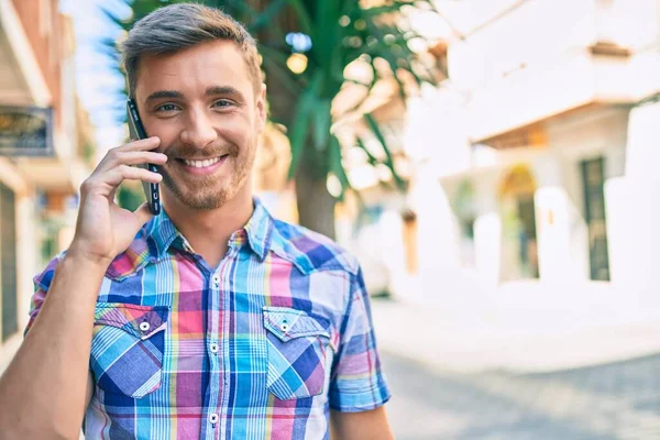 Ung Kaukasisk Man Ler Glad Prata Smartphone Staden — Stockfoto