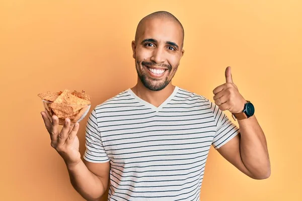 Spansktalande Vuxen Man Håller Nachos Chips Leende Glad Och Positiv — Stockfoto