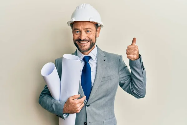 Uomo Architetto Mezza Età Che Indossa Casco Sicurezza Che Tiene — Foto Stock