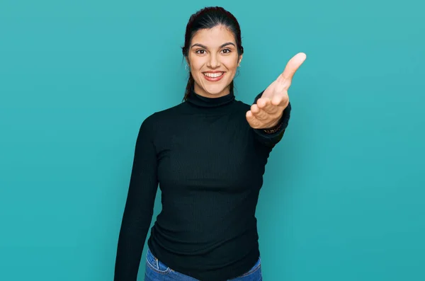 Ung Latinamerikansk Kvinna Klädd Avslappnade Kläder Ler Vänligt Erbjuder Handslag — Stockfoto