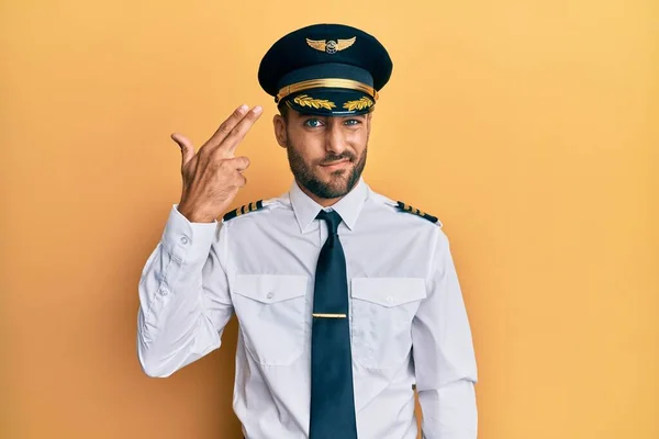 Snygg Hispanic Man Bär Flygplan Pilot Uniform Skjuta Och Döda — Stockfoto