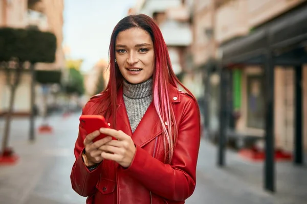 Jovem Caucasiana Sorrindo Feliz Usando Smartphone Cidade — Fotografia de Stock