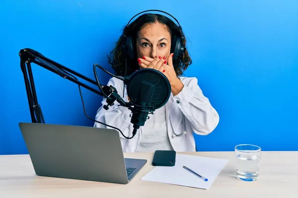Radyo Stüdyosunda Çalışan Orta Yaşlı Güzel Bir Kadın Yanlışlıkla Elleri — Stok fotoğraf