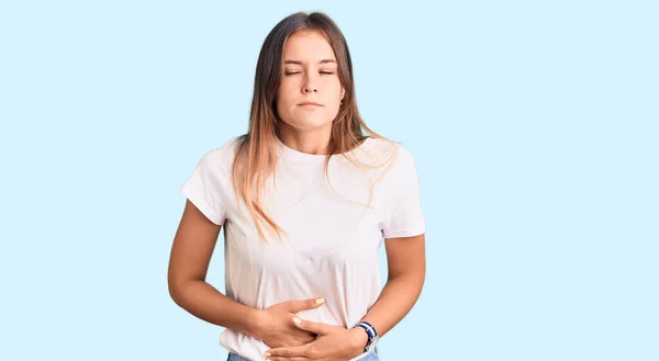 Hermosa Mujer Caucásica Con Camiseta Blanca Casual Con Mano Estómago — Foto de Stock