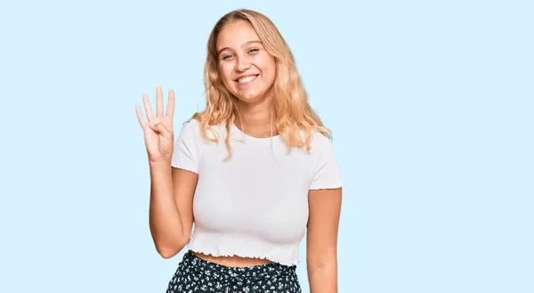 Młoda Blondynka Luźnej Białej Koszuli Pokazuje Wskazuje Palcami Numer Cztery — Zdjęcie stockowe