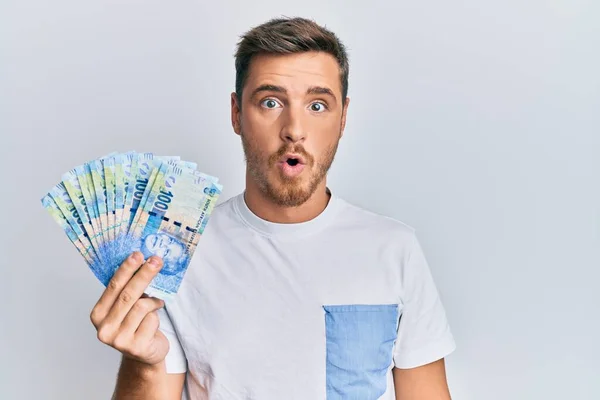Hombre Caucásico Guapo Sosteniendo Billetes Rand Sudafricanos Asustado Sorprendido Con —  Fotos de Stock