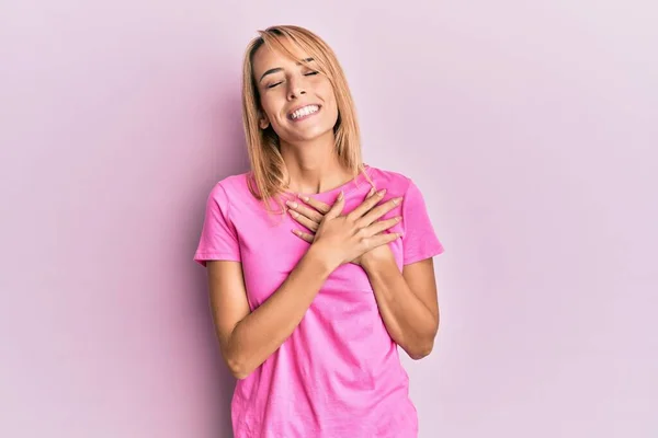 Bella Donna Bionda Che Indossa Una Maglietta Rosa Casual Sorridente — Foto Stock