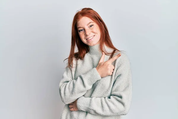Молода Дівчина Червоної Голови Повсякденному Зимовому Светрі Посміхається Весело Вказуючи — стокове фото
