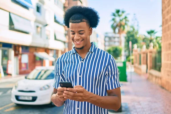 Ung Afrikansk Amerikansk Man Ler Glad Med Hjälp Smartphone Staden — Stockfoto